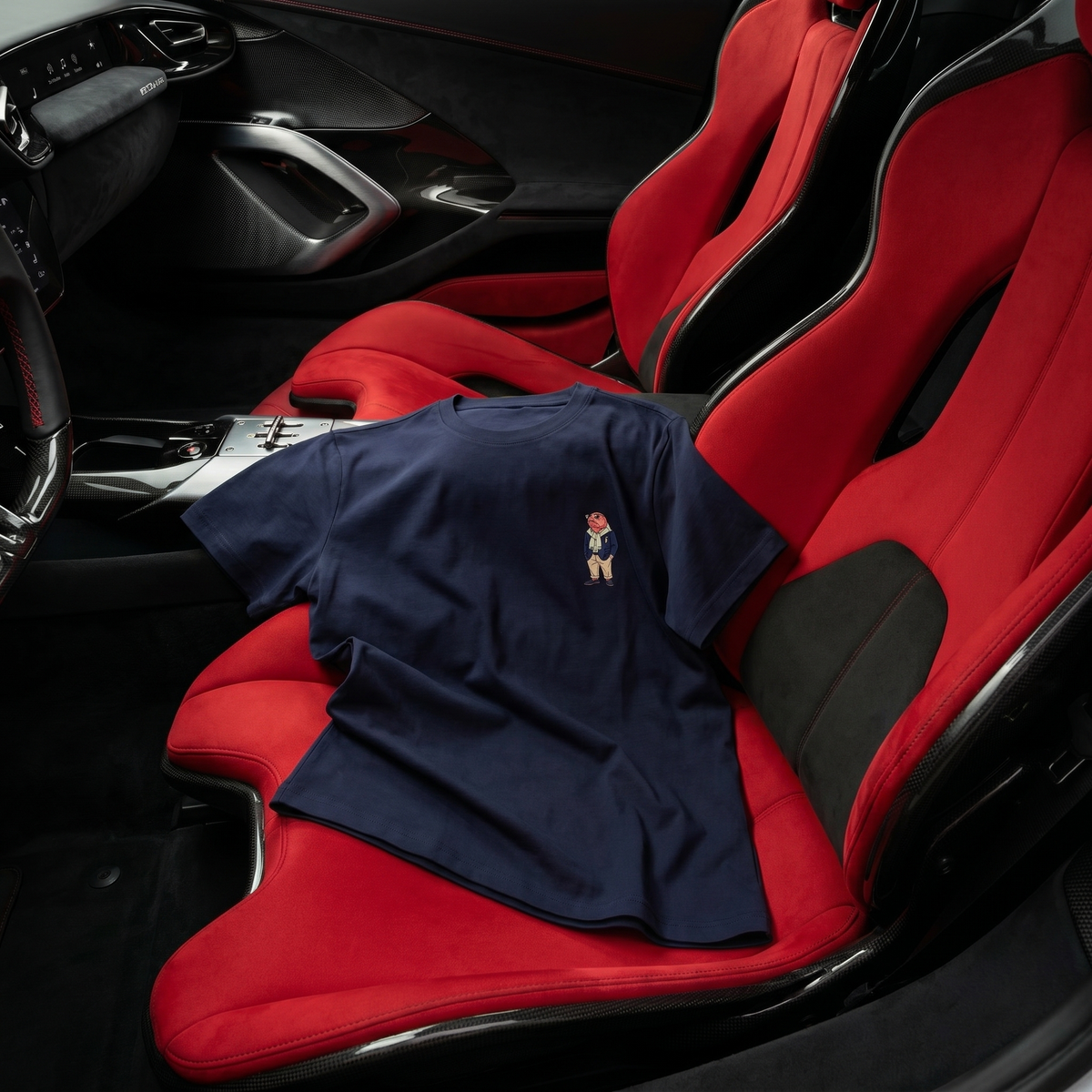 Geiler Lachs Navy T-Shirt auf Ferrari Sitz