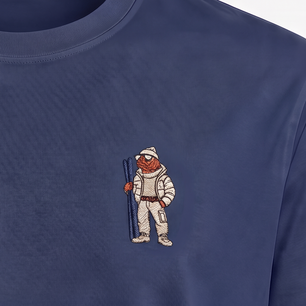 Kitzbühel Lachs – Stickdetail Nahaufnahme Navy