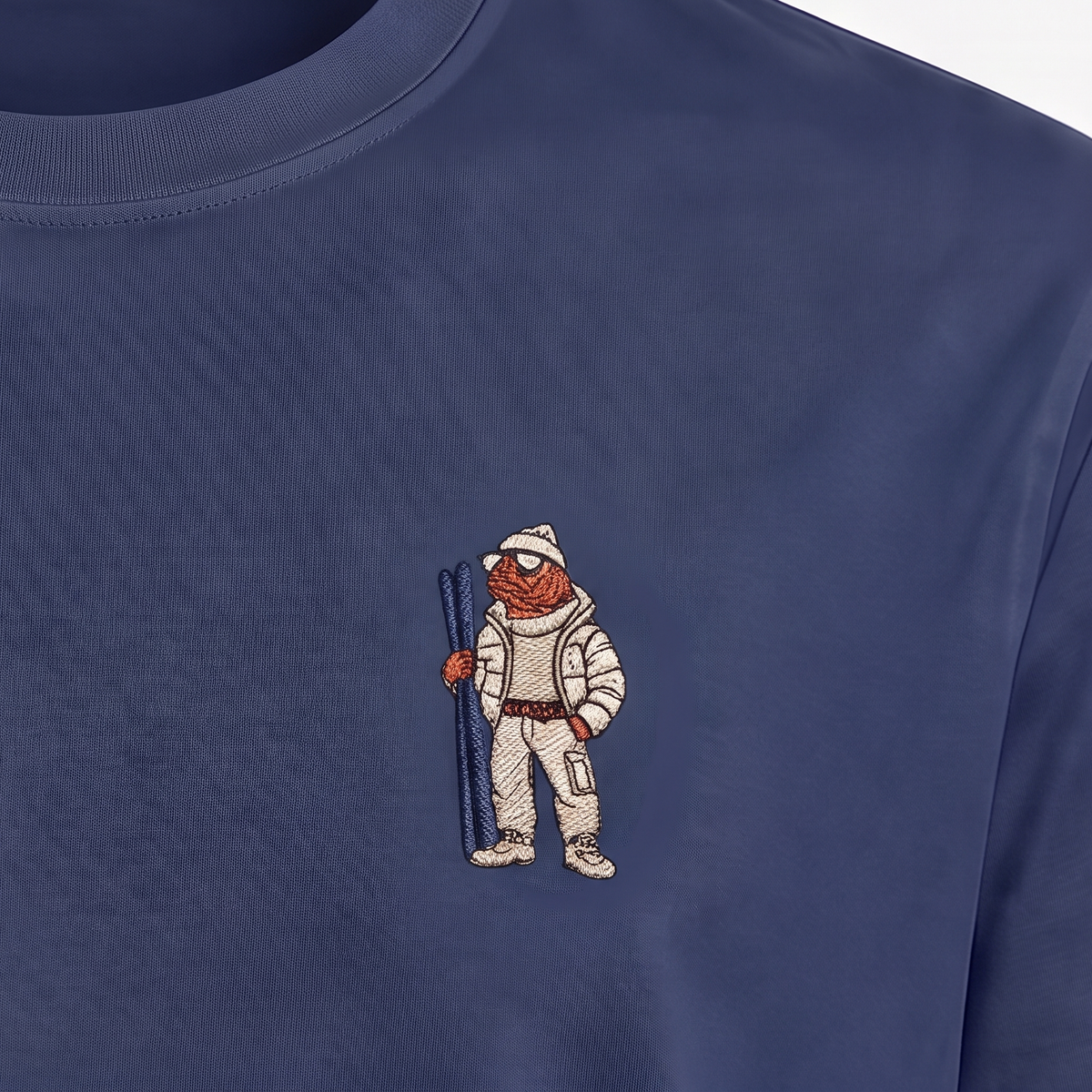 Kitzbühel Lachs – Stickdetail Nahaufnahme Navy