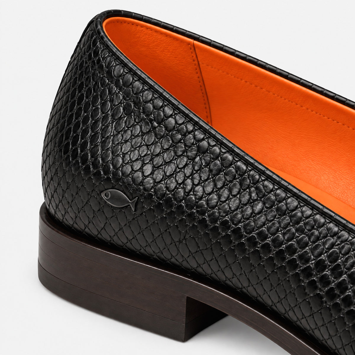 Geiler Lachs Loafer Schwarz — Stickerei Detail