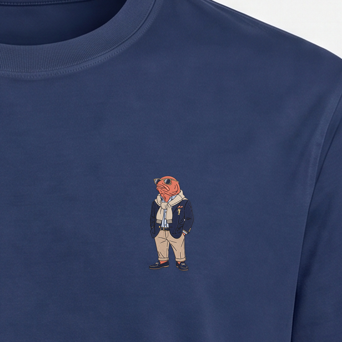 OG Lachs – Stickdetail Nahaufnahme Navy